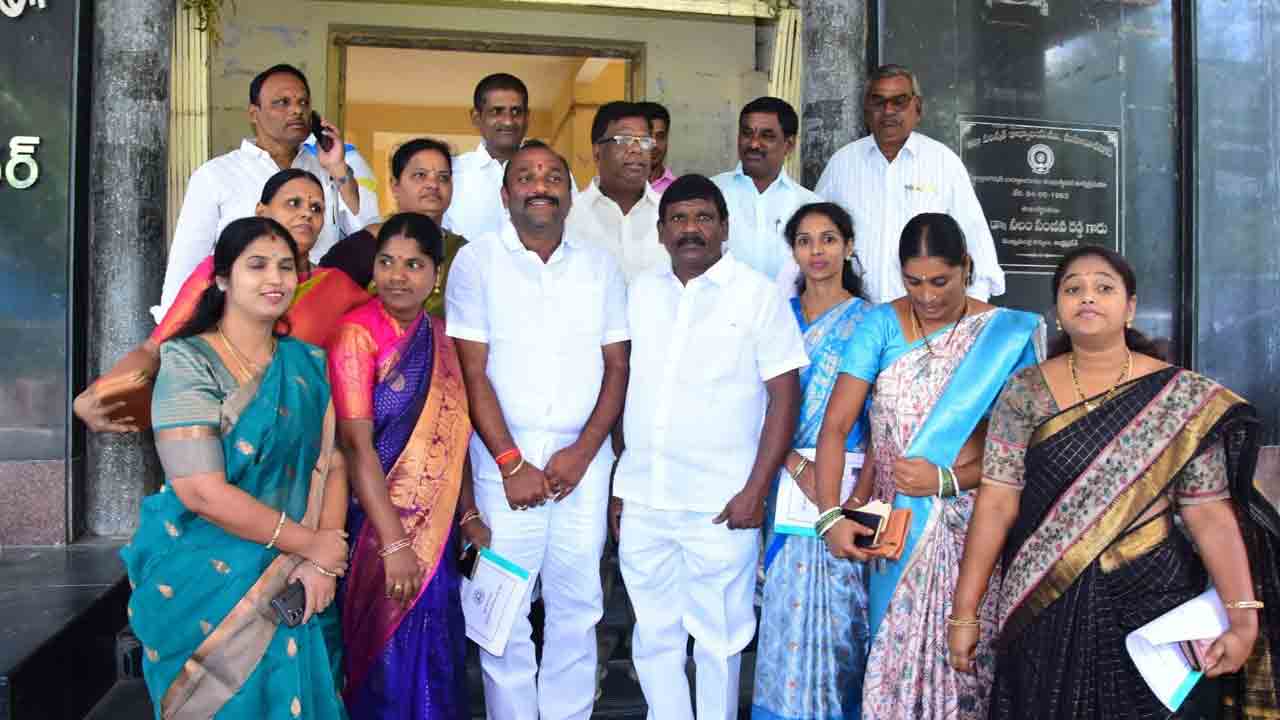 జెడ్పీ మీటింగ్‌ వాకౌట్‌..