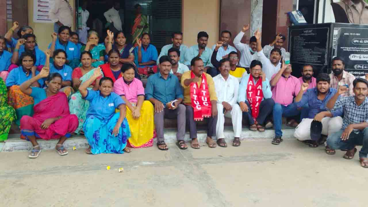 మూడు నెలలుగా వేతనాల్లేవ్‌..