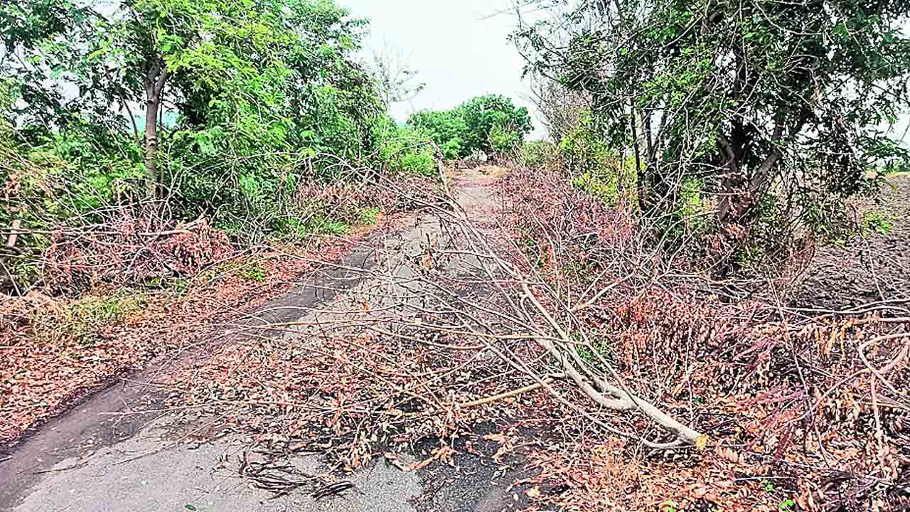 రోడ్డుపై ఇలా.. ప్రయాణం సాగేదెలా?