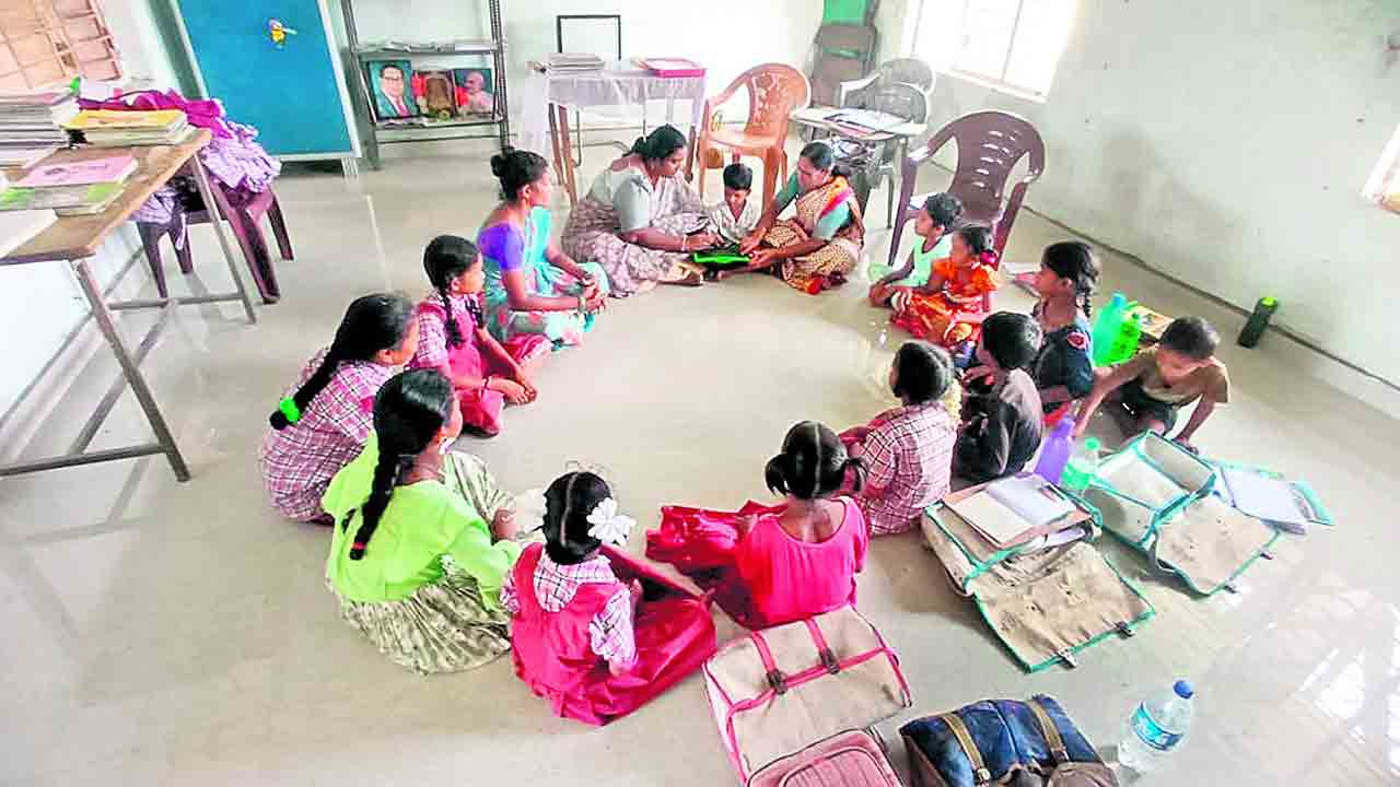 అందంగా ముస్తాబైన తరగతి గదులు
