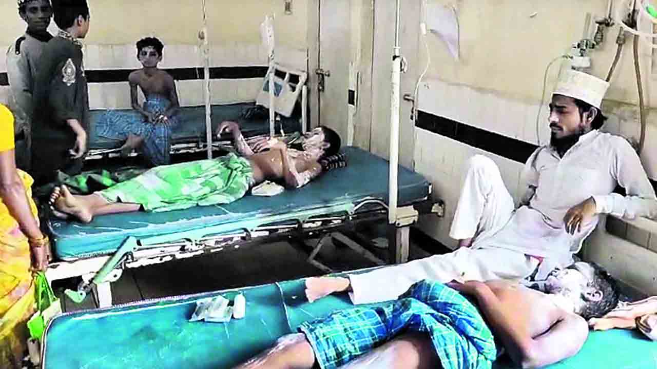 కుక్కర్‌ పేలి విద్యార్థులకు గాయాలు