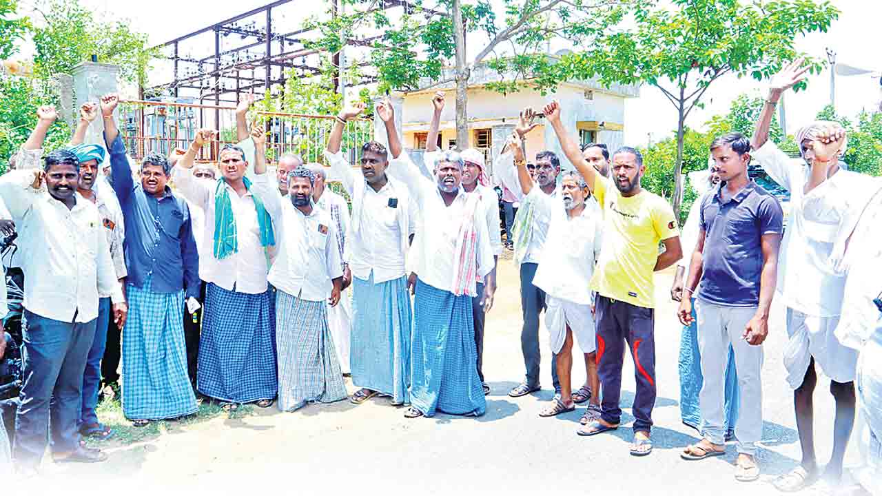 కరెంటు కోసం రోడ్డెక్కిన రైతన్న