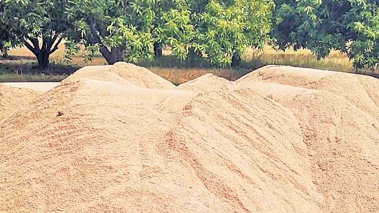 అనుమతుల చాటున ఇసుక అక్రమ దందా