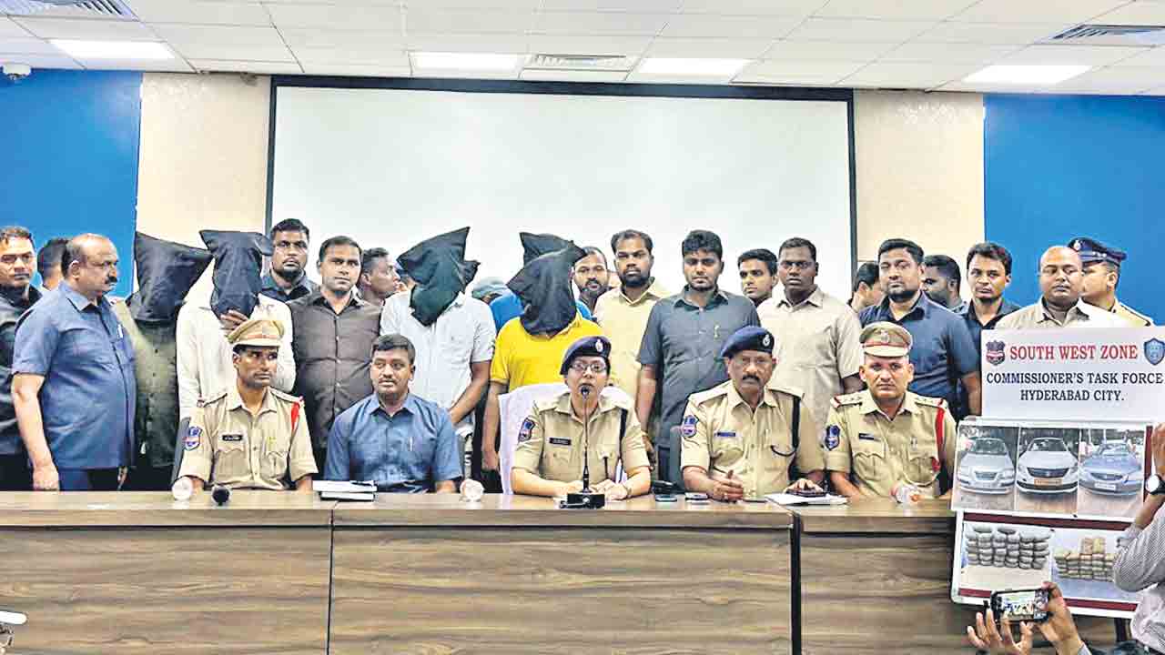 అంతర్రాష్ట్ర గంజాయి స్మగ్లింగ్‌ ముఠా అరెస్టు