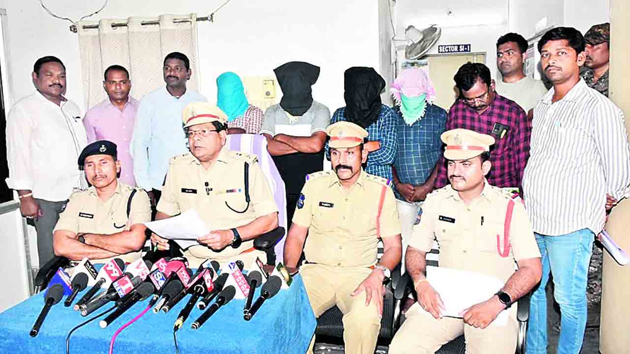 నలుగురు అంతర్జాతీయ మోసగాళ్ల అరెస్ట్‌