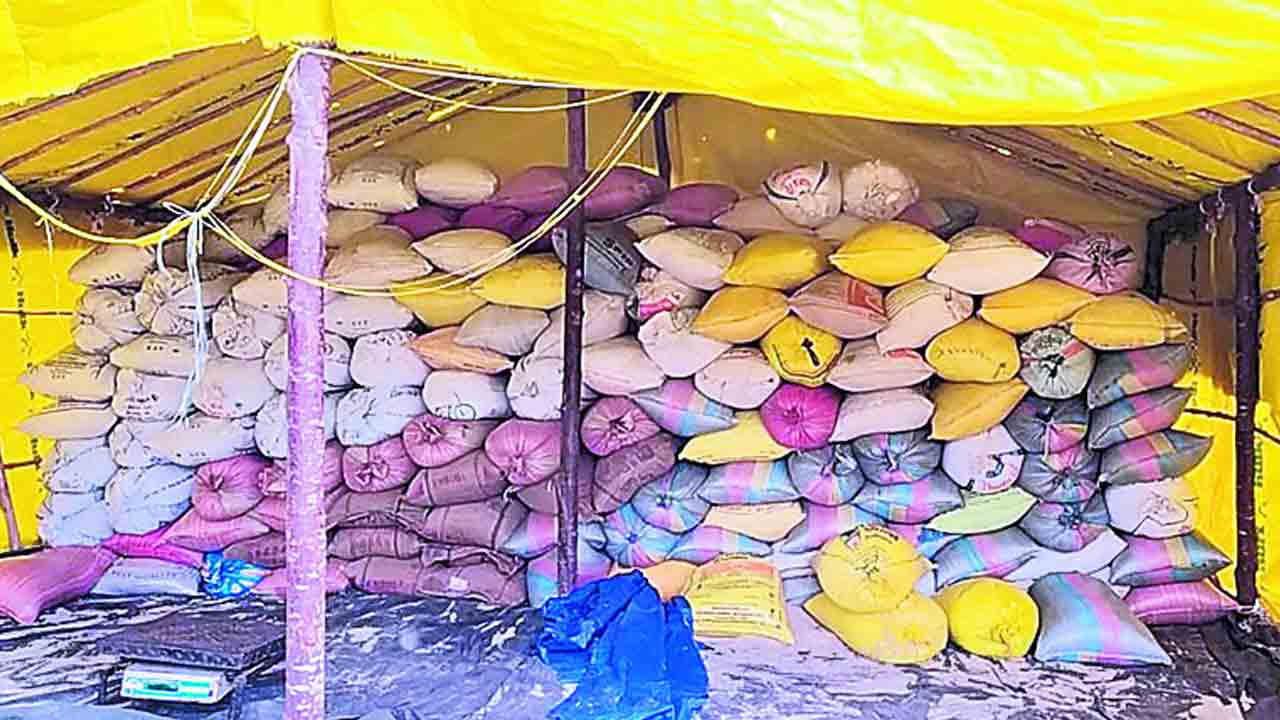 170 క్వింటాళ్ల రేషన్‌ బియ్యం సీజ్‌
