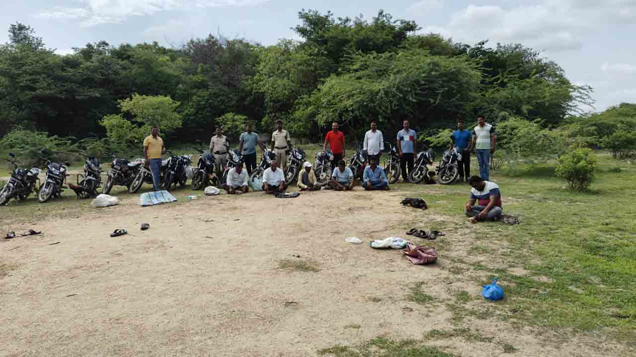 కోళ్లపందేల స్థావరంపై దాడి