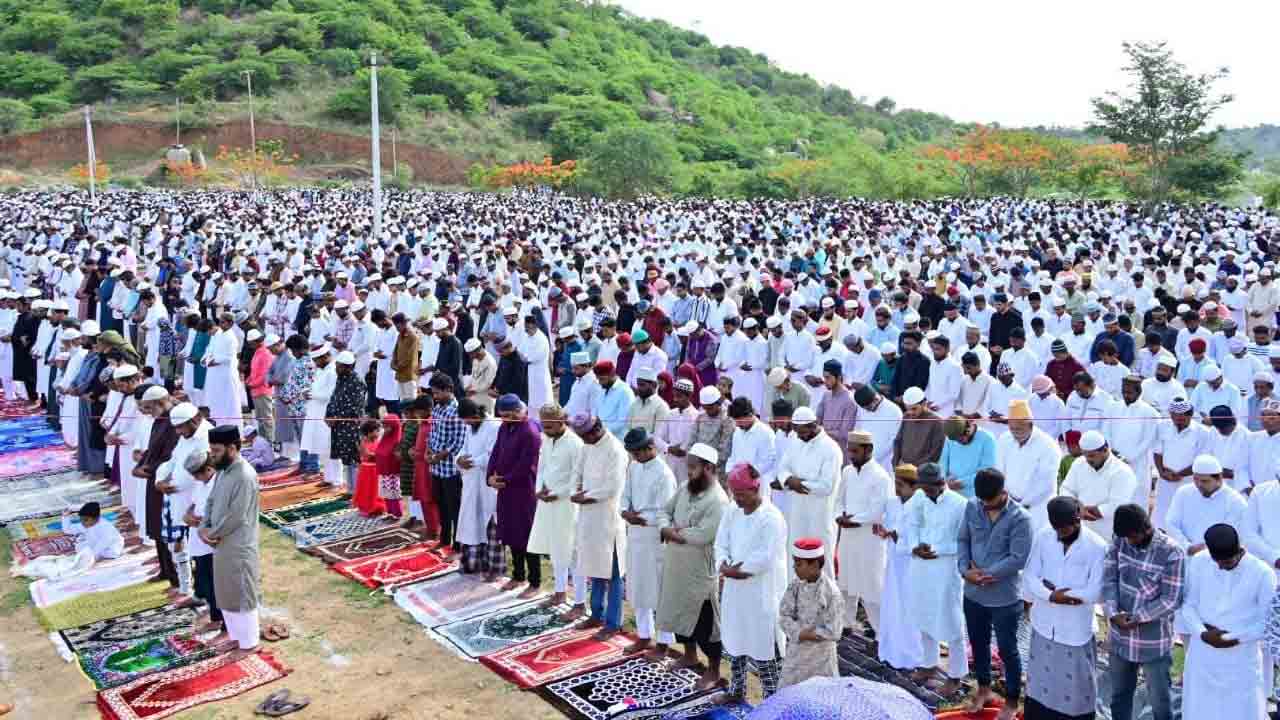 భక్తిశ్రద్ధలతో ఈద్‌ ఉల్‌ అజ్‌హ