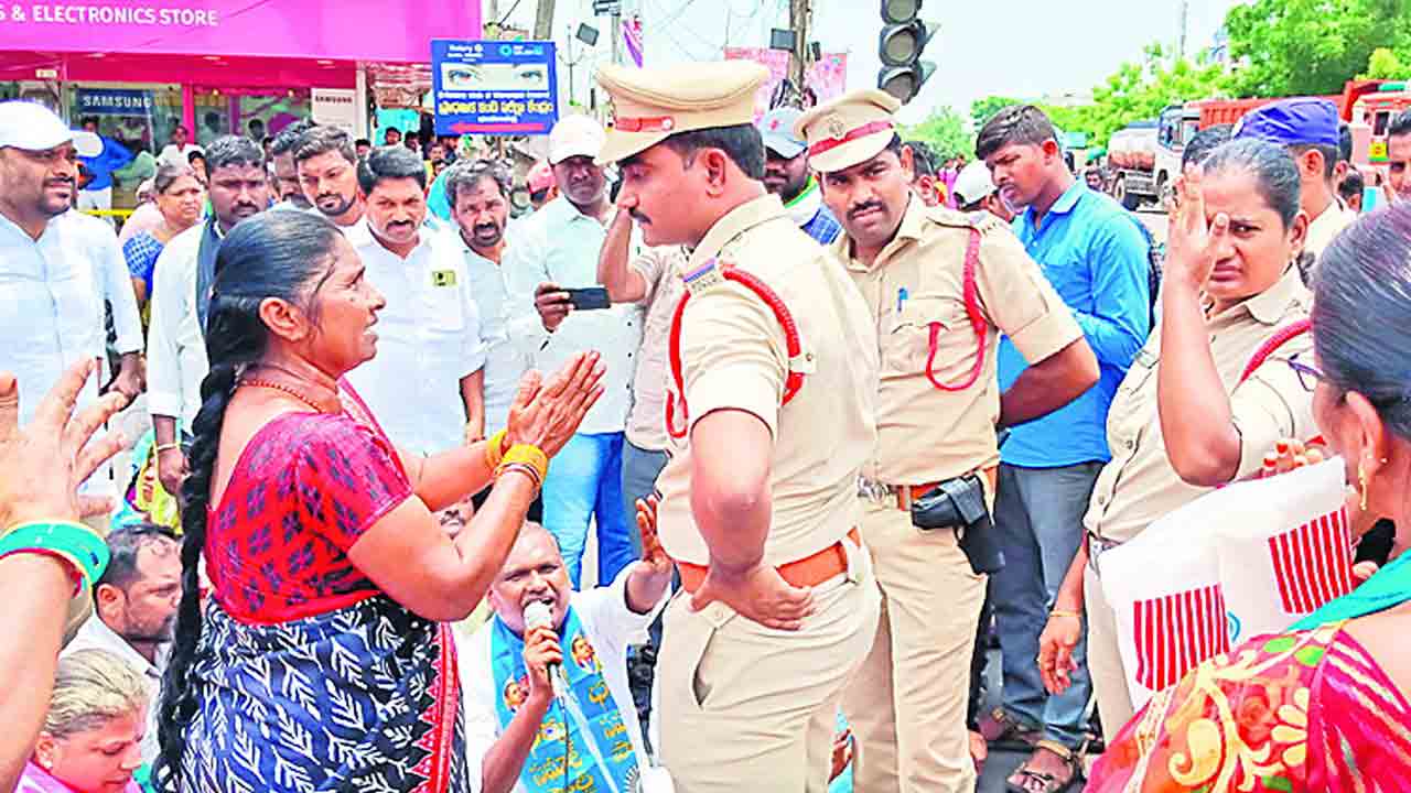 కాళ్లు పట్టుకుంట సారు.. పట్టా ఇప్పించండి