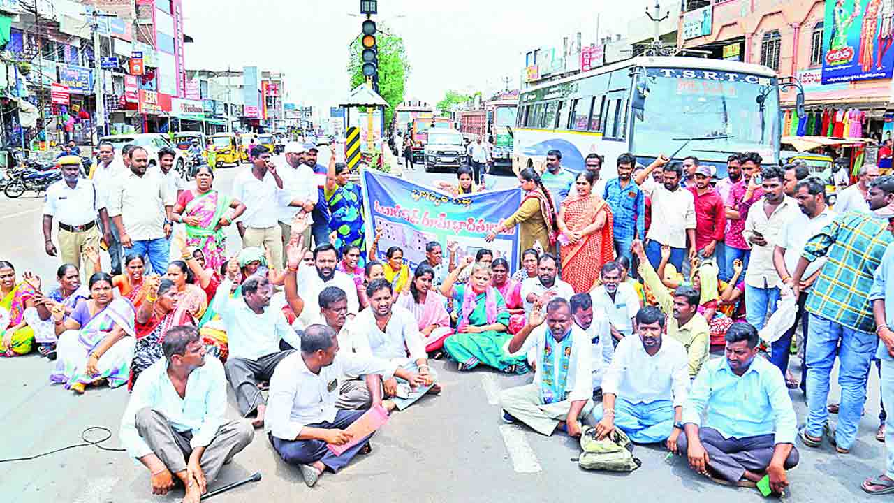 ఇండ్ల పట్టాల కోసం రోడ్డెక్కిన లబ్ధిదారులు