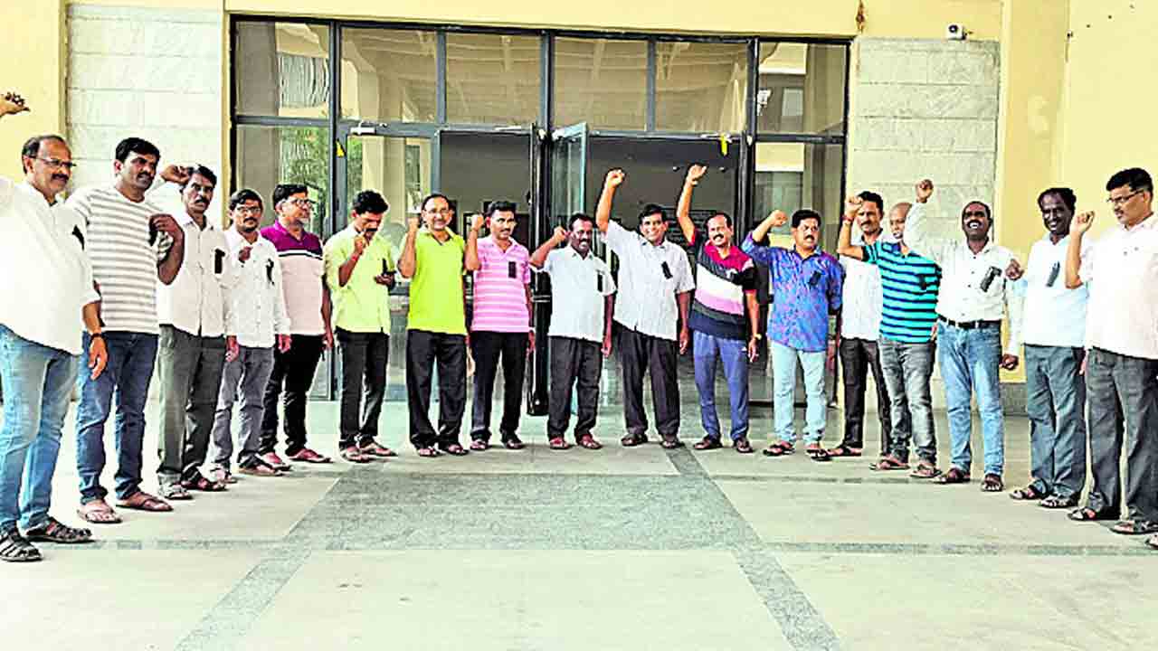 ఉపాధ్యాయుల నిరసన బాట