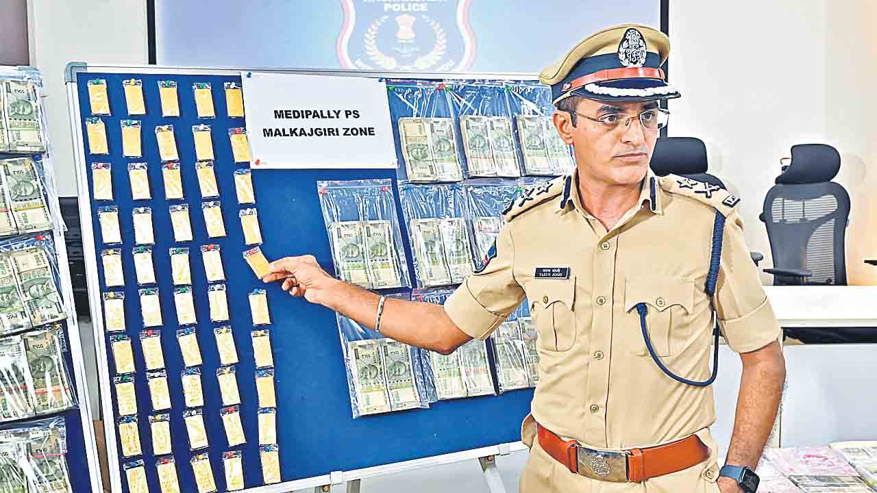 తక్కువ ధరకు బంగారం విక్రయిస్తున్నామంటూ.. నకిలీ బంగారాన్ని అంటకట్టి.. పోలీస్‌లా దాడి!