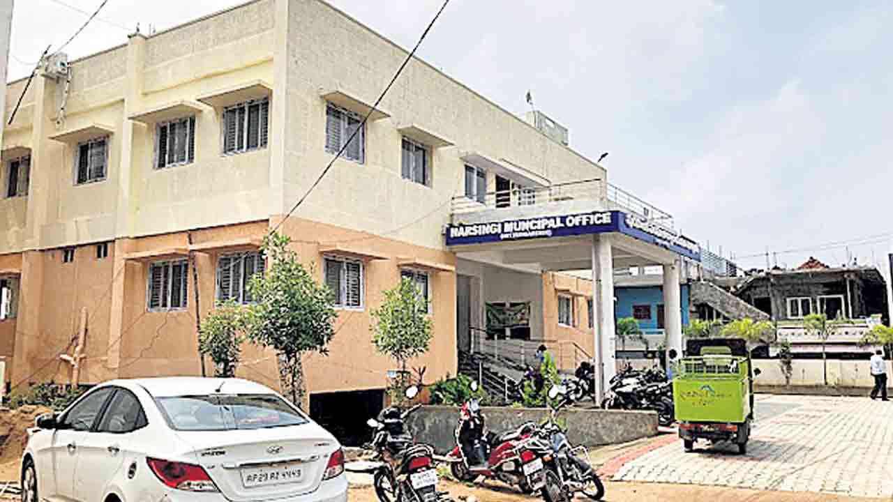 హోర్డింగుల డొంక కదిలింది