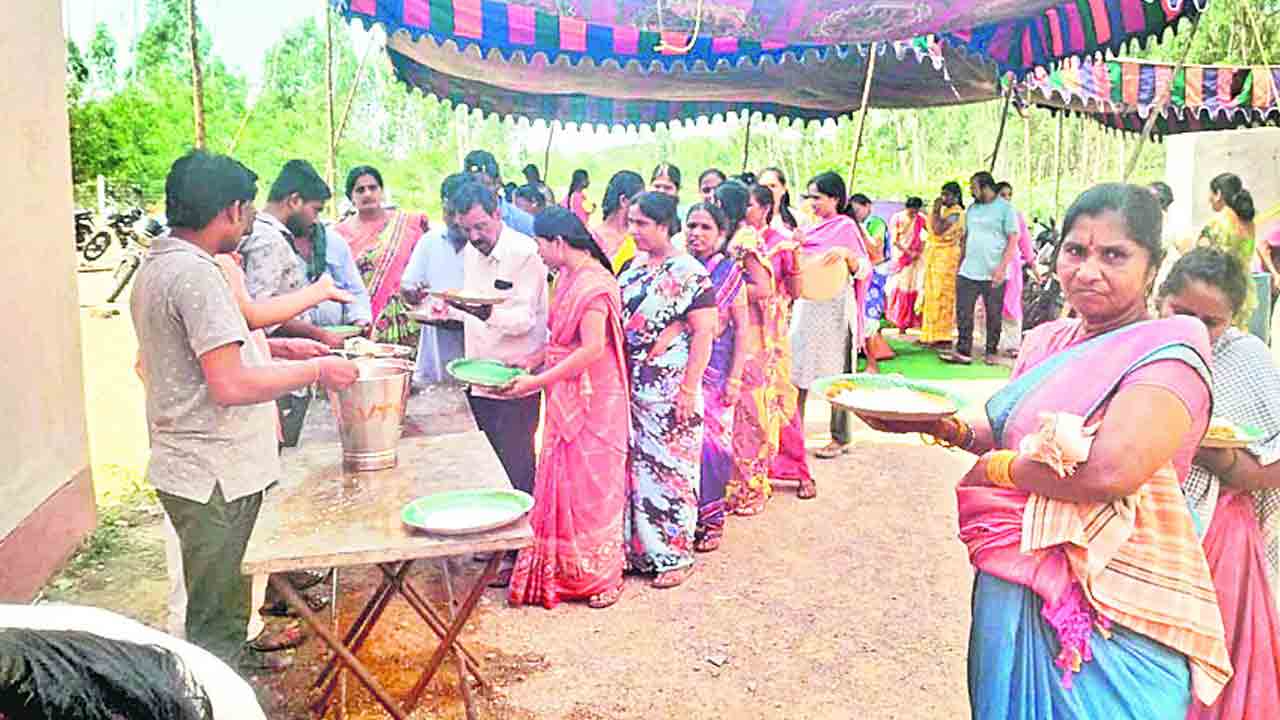 పట్టాలివ్వకుంటే ప్రాణత్యాగమే