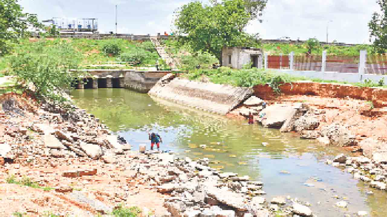 కాల్వలు ఇలా.. నీళ్లు పారేదెలా..?