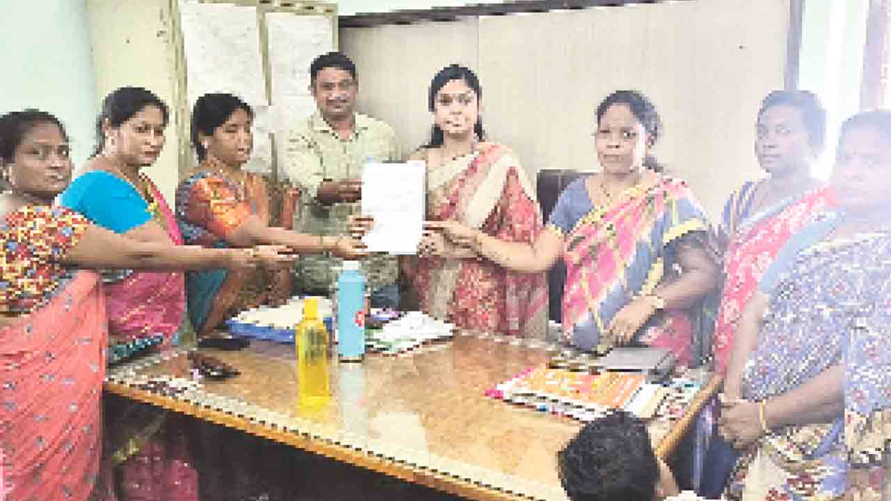 వేతనాలివ్వాలని అంగన్వాడీల వినతి