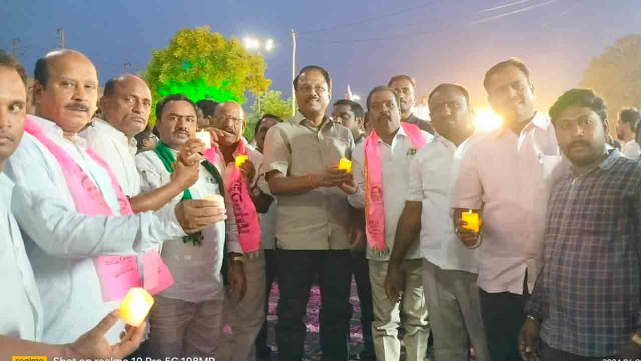 కొవ్వొత్తుల ర్యాలీలో జిల్లా నేతలు