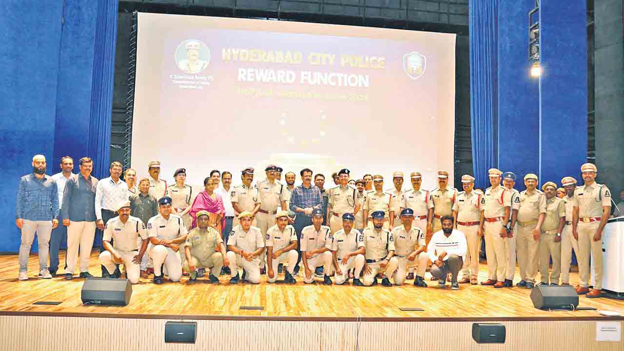 ఉత్తమ సేవలకు రివార్డులు