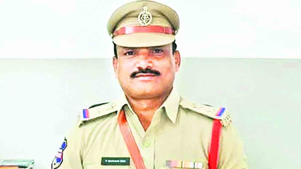 కటకటాల్లోకి ఖాకీచకుడు..