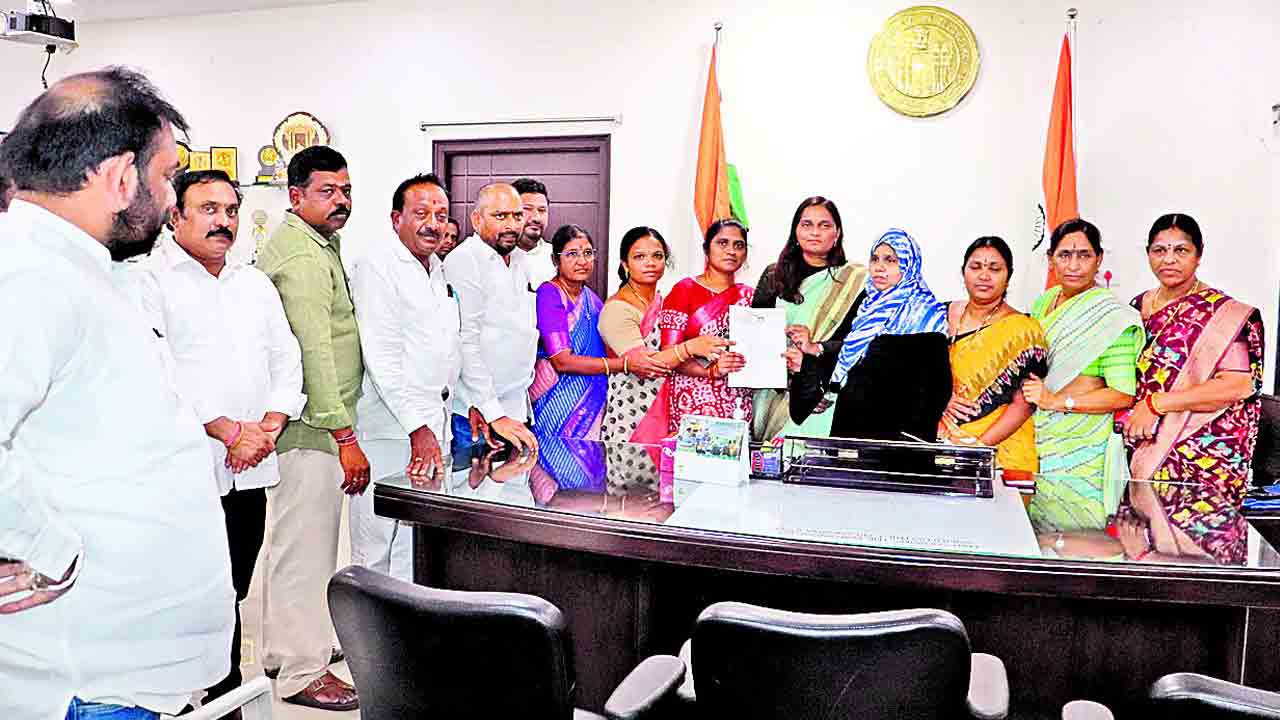 మేయర్ సభ్యత్వాన్ని రద్దు చేయాలి