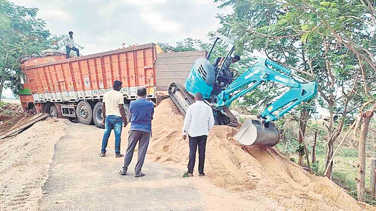 పట్టపగలే దర్జాగా..