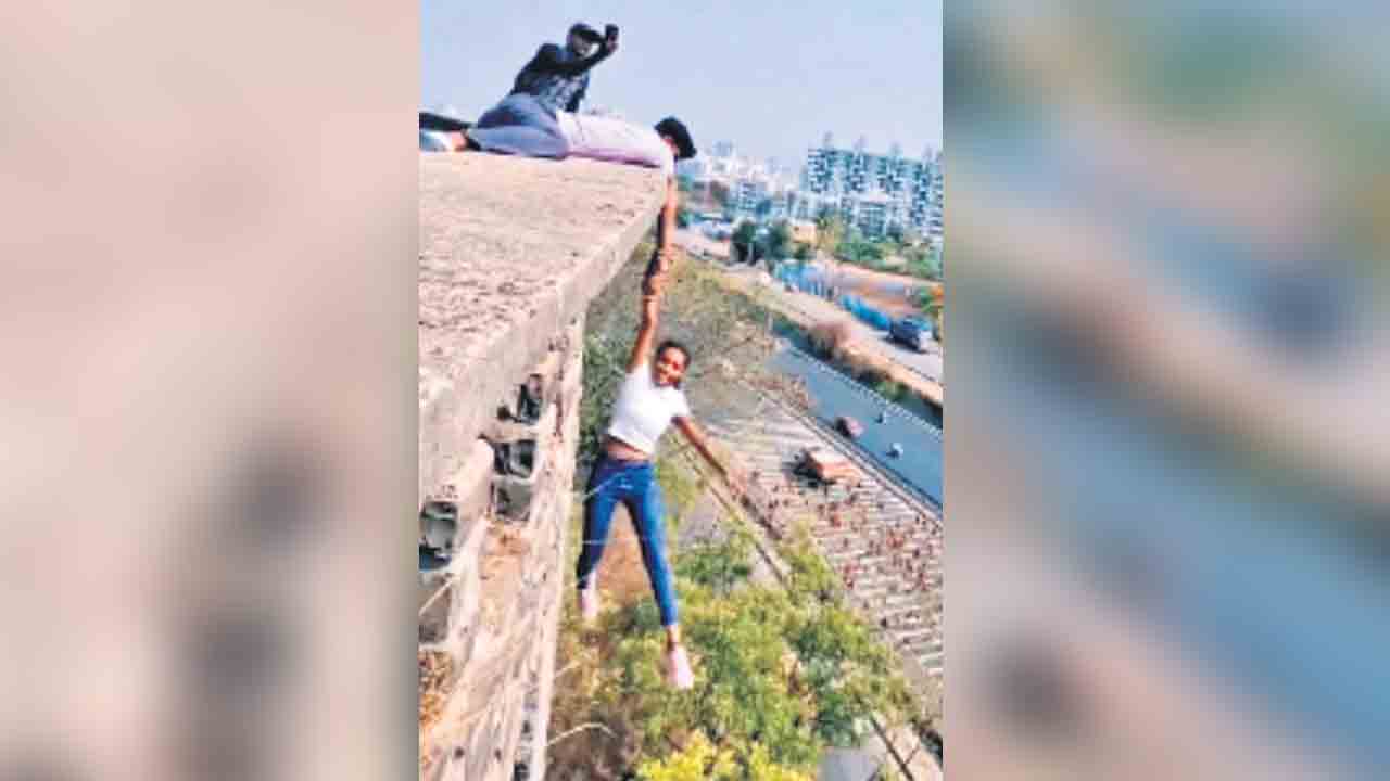 లైక్‌లు, వ్యూస్‌ కోసం ప్రాణాలు పణంగా..