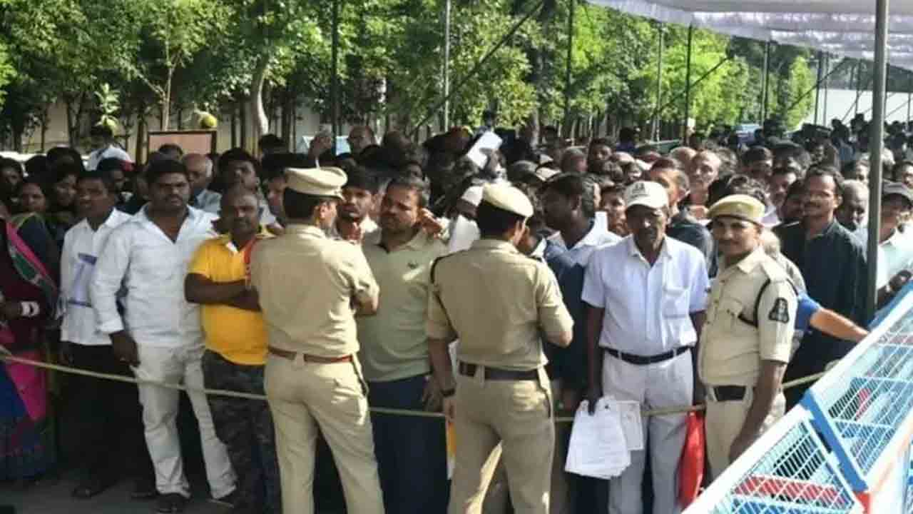 ప్రజావాణికి 575 దరఖాస్తులు