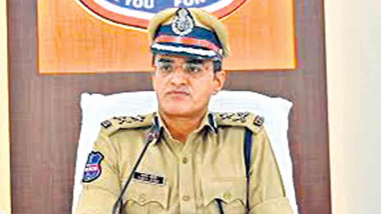 అవినీతి అధికారులకు బదిలీ బహుమతి