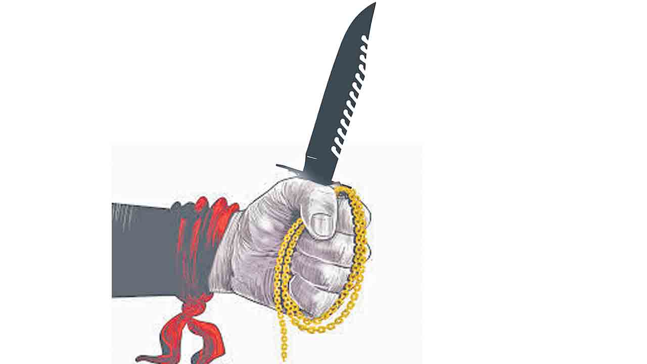 కత్తులతో స్నాచర్ల వీరంగం