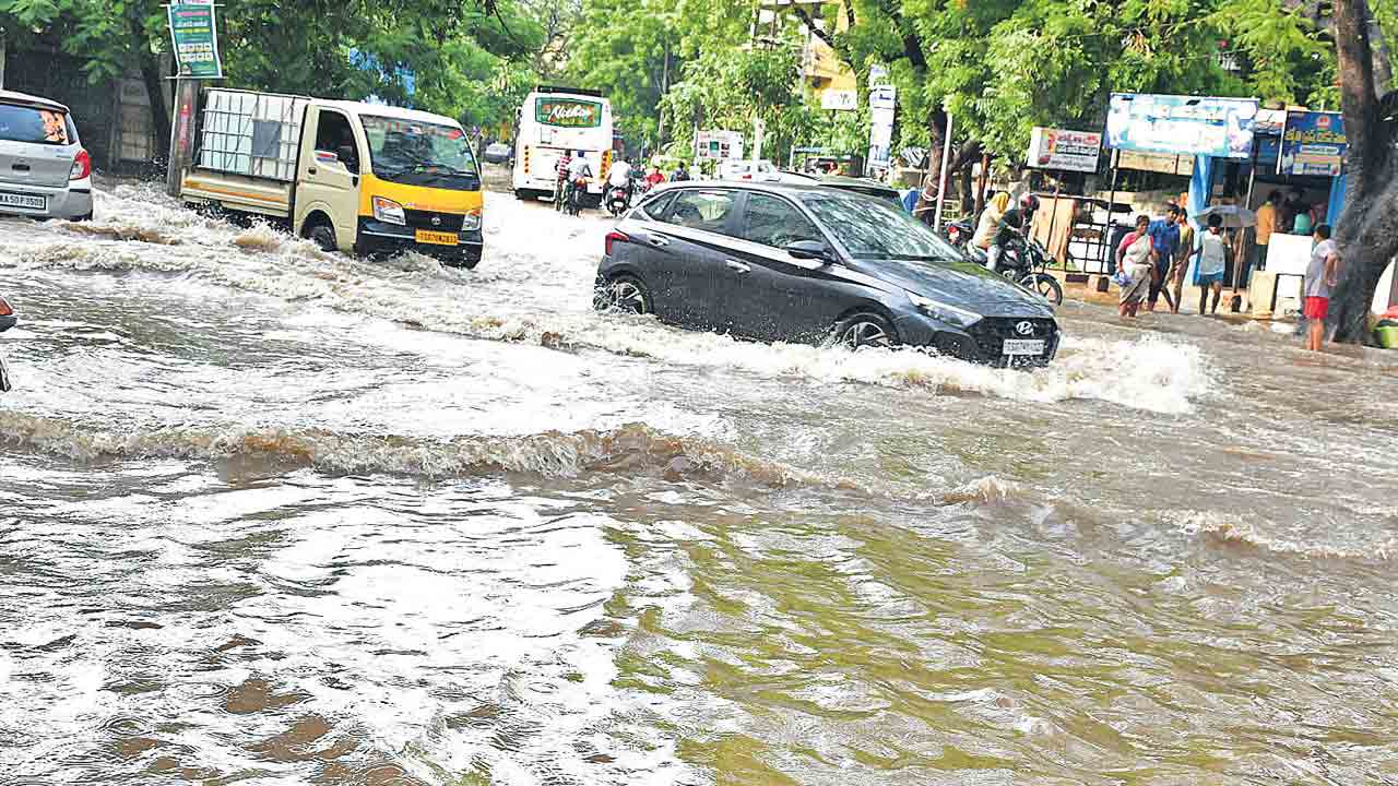 భారీ వర్షం..