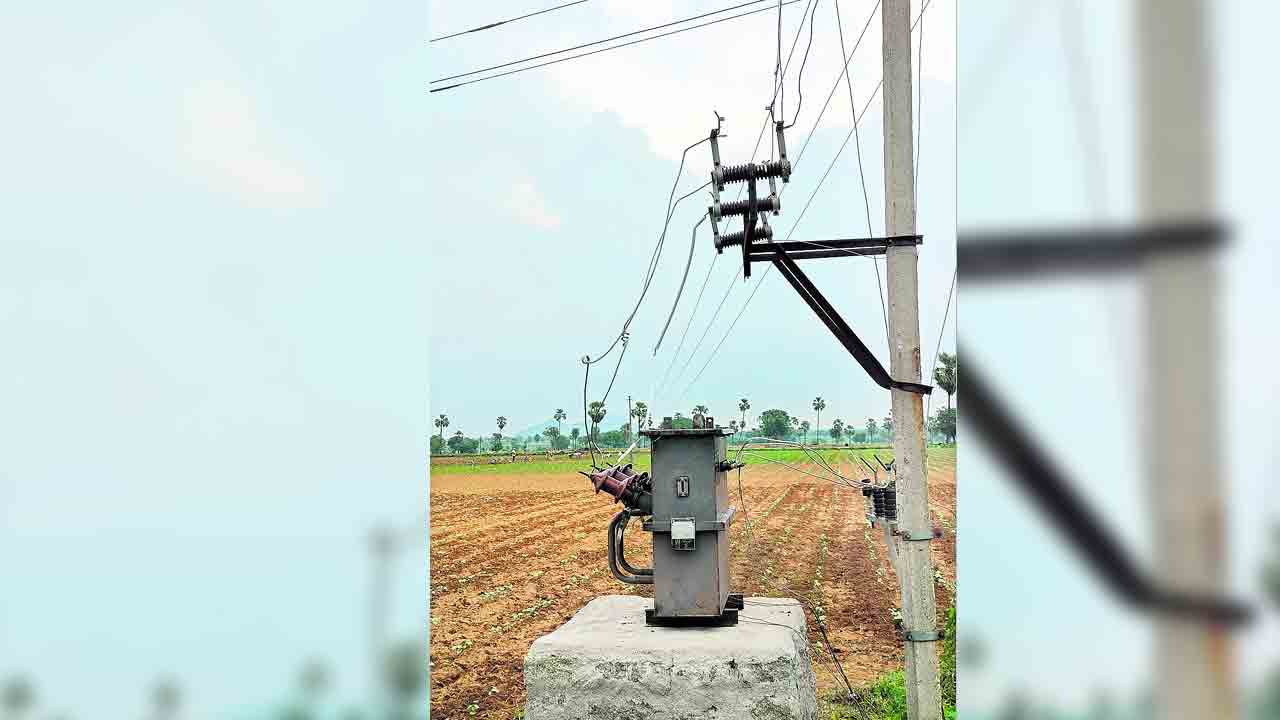 కొత్త ట్రాన్స్‌ఫార్మర్‌ బిగించారు