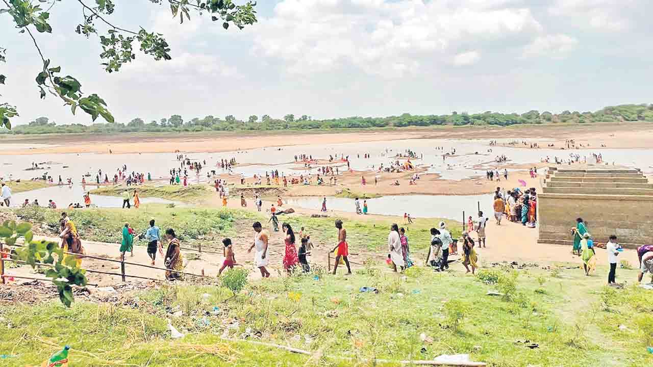 గోదావరిలో పుణ్యస్నానాలు