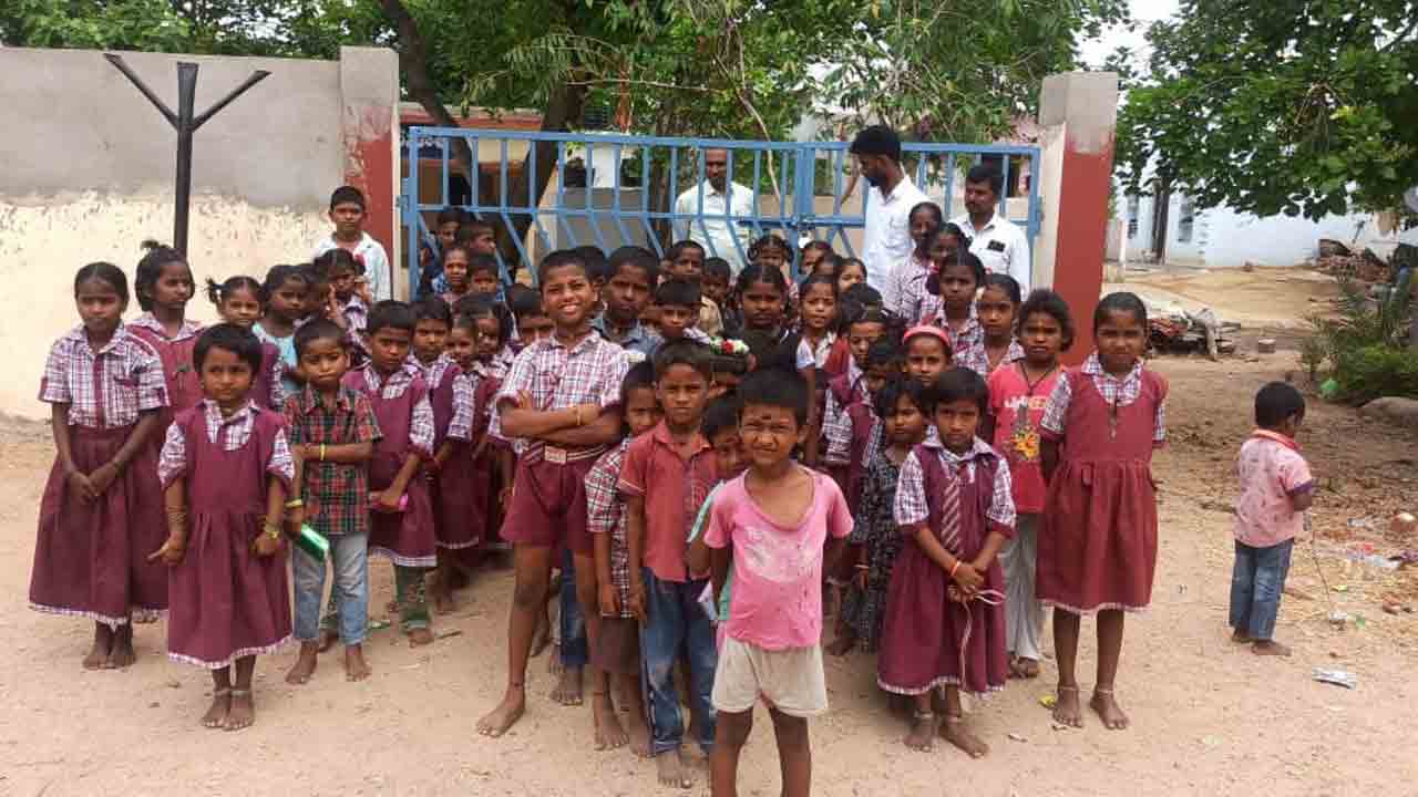 పంతులు లేకుంటే పాఠాలెలా?