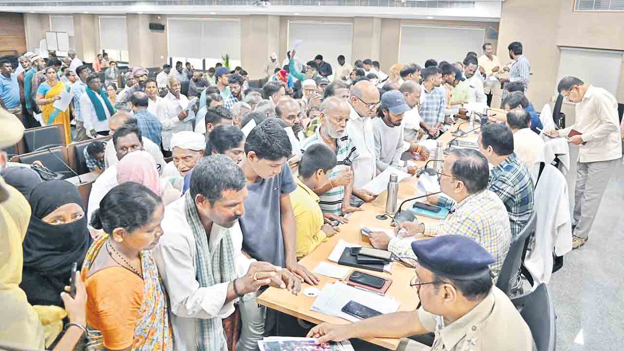 కిక్కిరిసిన ‘ప్రజావాణి’