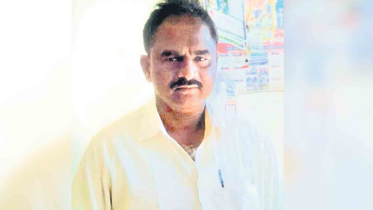 కుంటలోకి దూసుకెళ్లిన కారు.. ఒకరి మృతి