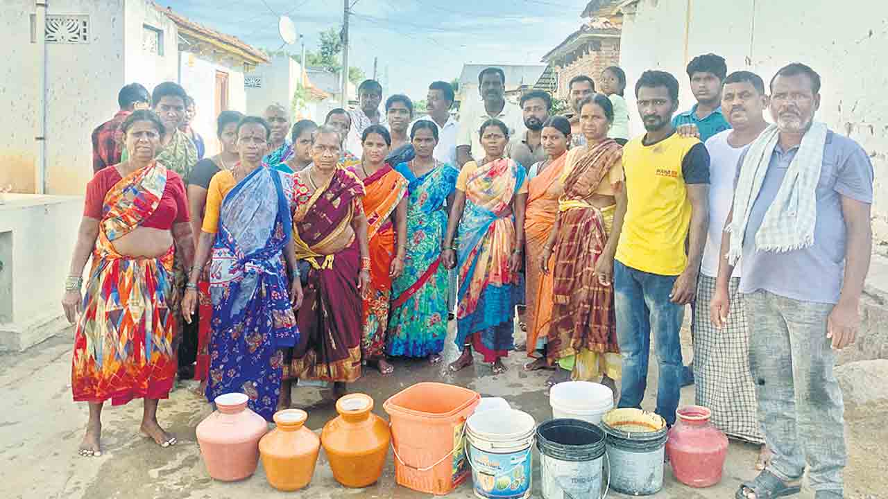 తాగునీటి కోసం.. ఖాళీ బిందెలతో నిరసన