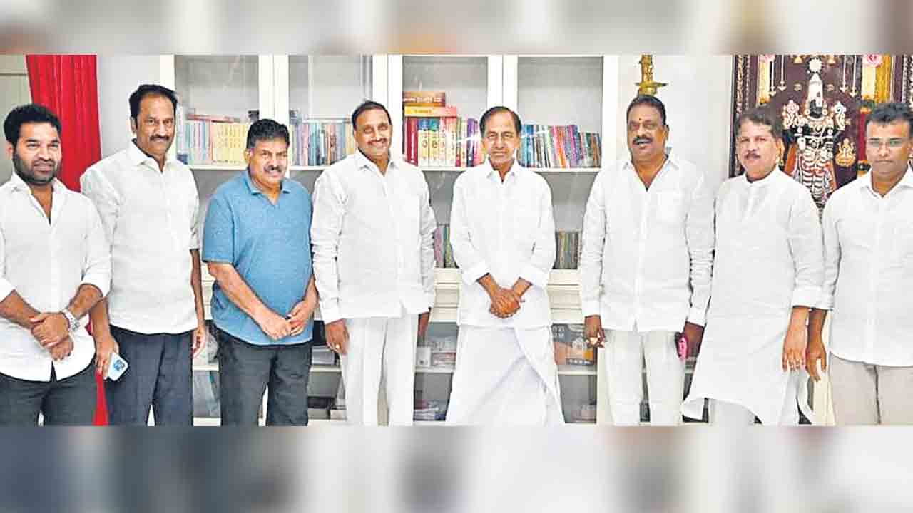 బీఆర్‌ఎస్‌ అధినేత కేసీఆర్‌ను కలిసిన ఎమ్మెల్యేలు