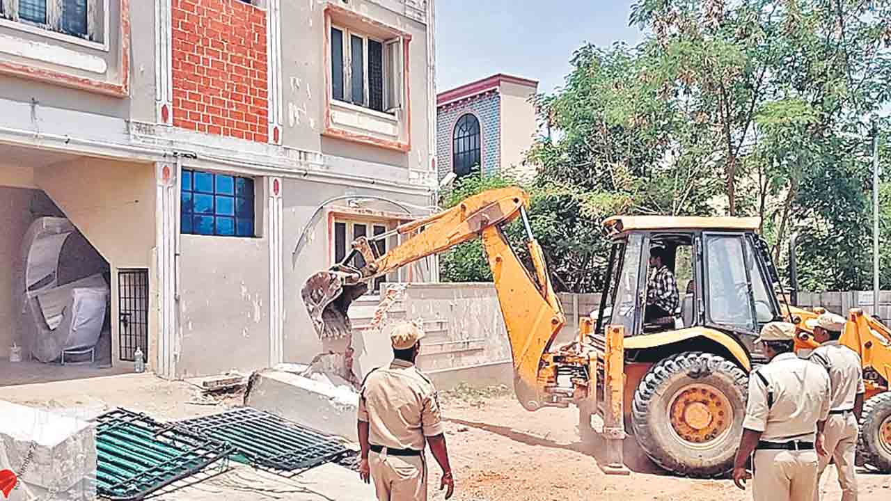 కబ్జాదారులే కథానాయకులు