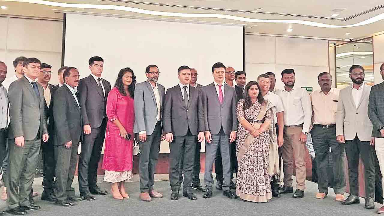 ద్వైపాక్షిక సంబంధాల బలోపేతానికి కృషి