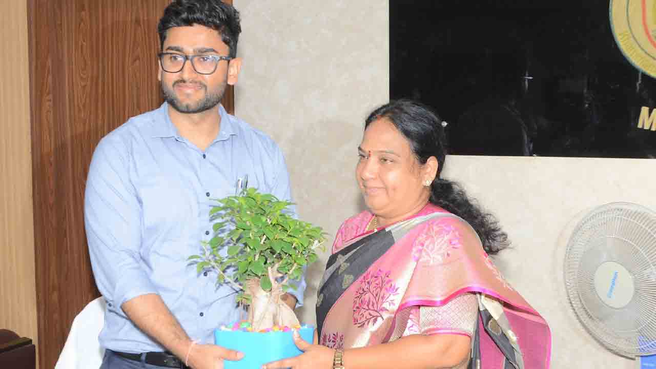 కేఎంసీ కమిషనర్‌గా అభిషేక్‌ బాధ్యతల స్వీకరణ