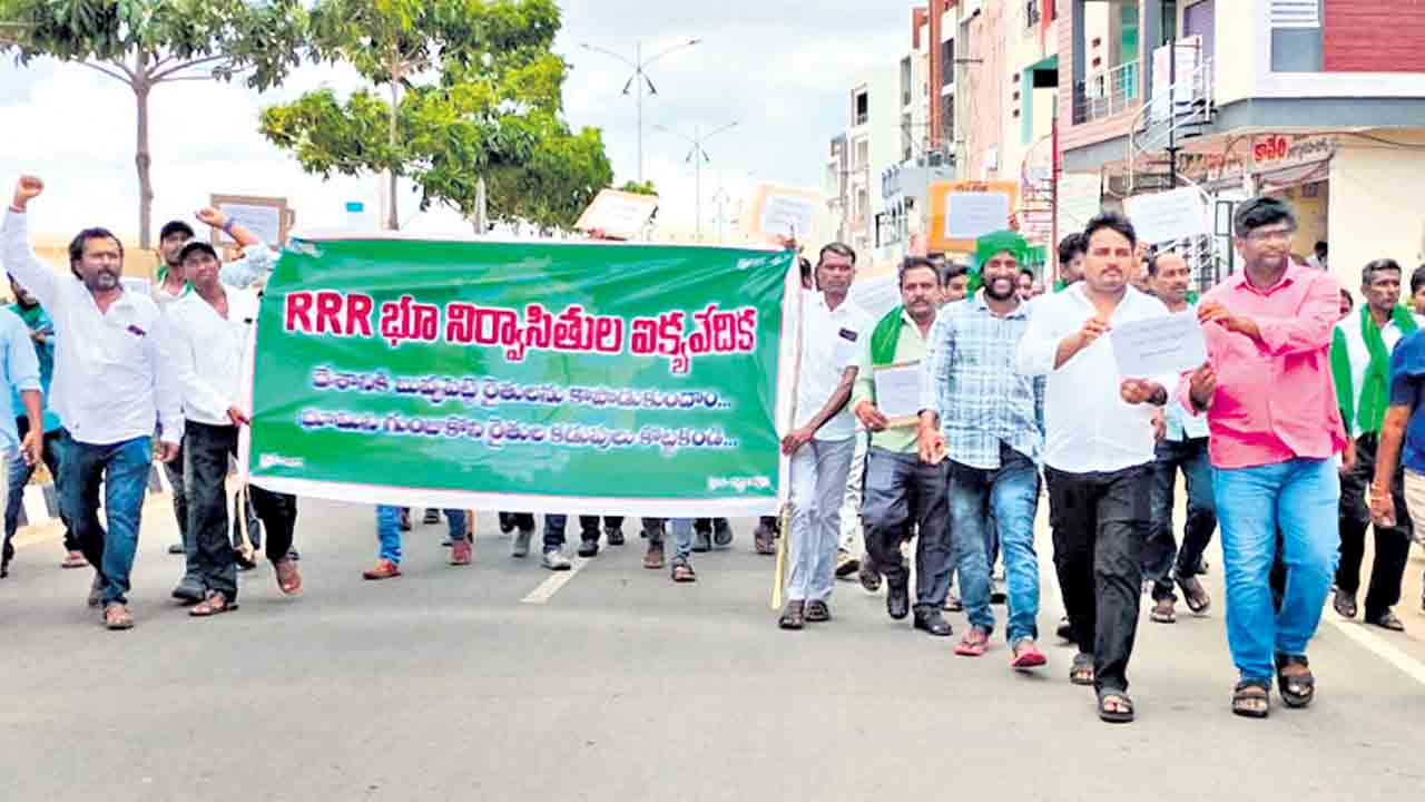 మమ్మల్ని రోడ్డున పడేయద్దు