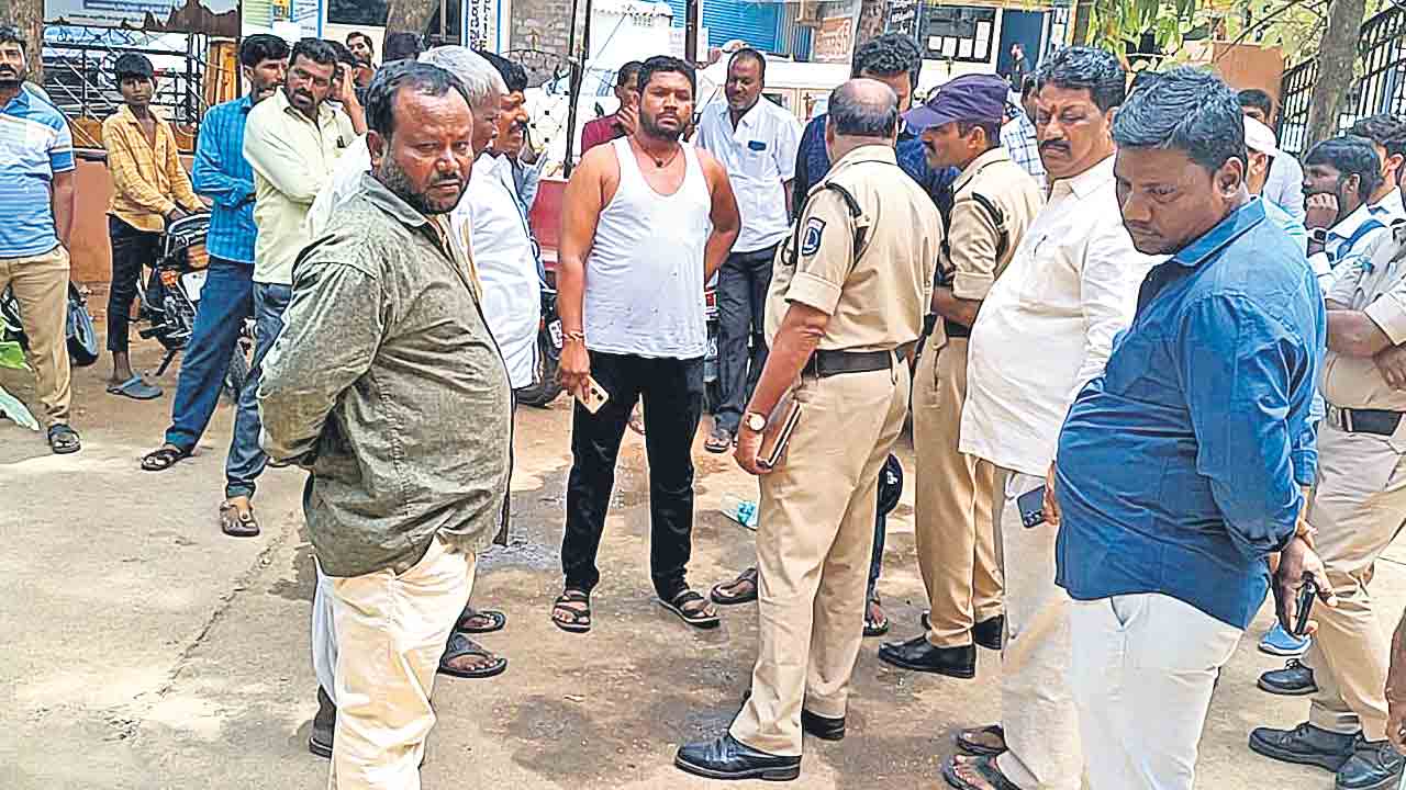 రైతు ఆత్మహత్యాయత్నం