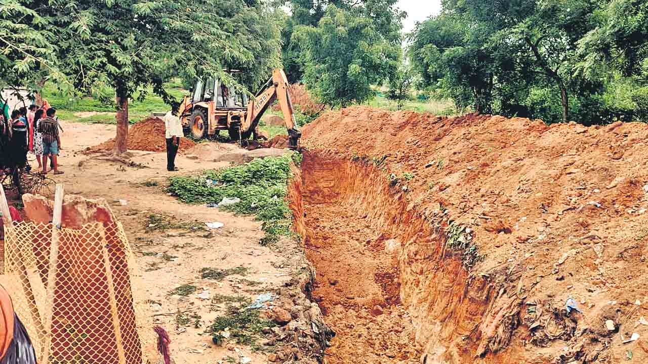 100 ఎకరాలు మాయం!