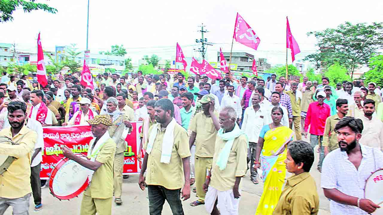 పెండింగ్‌ వేతనాలు చెల్లించాలి
