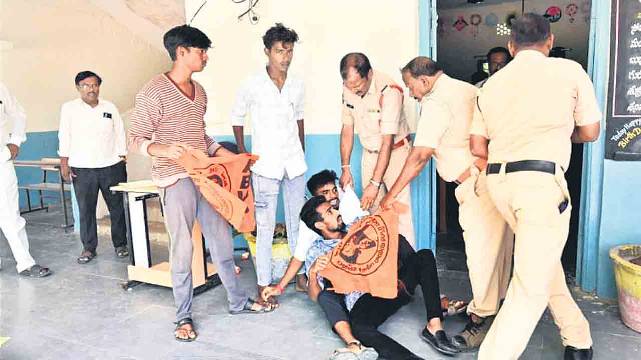 ఏబీవీపీ నాయకుల అరెస్టు