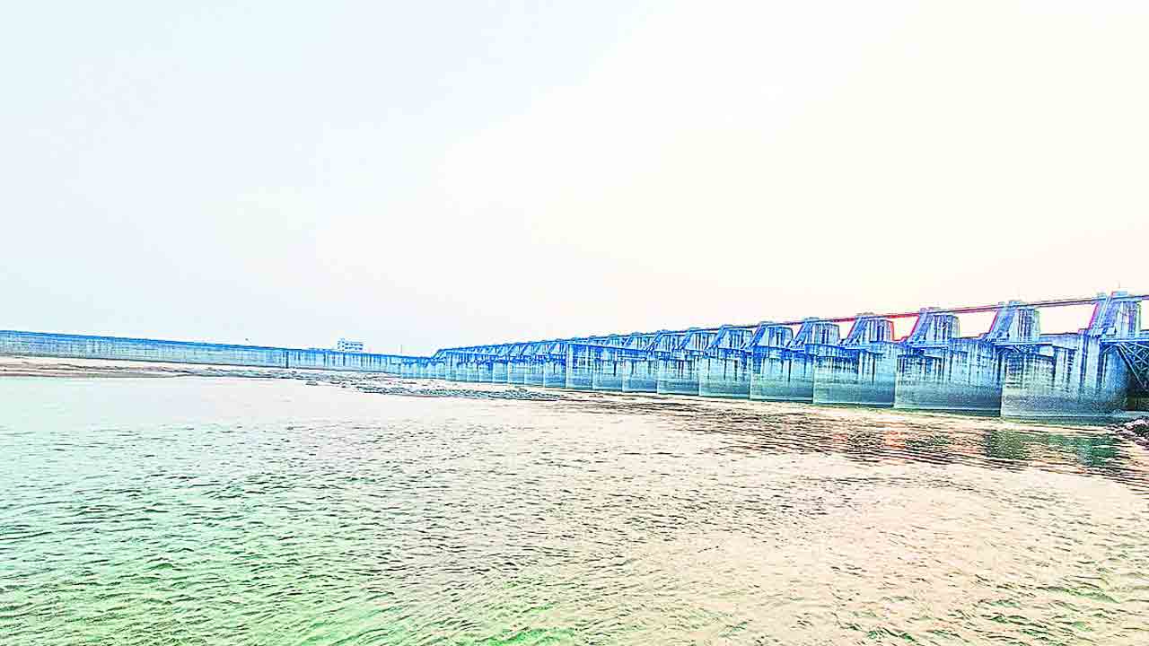 మేడిగడ్డ బరాజ్‌కు వరద తాకిడి