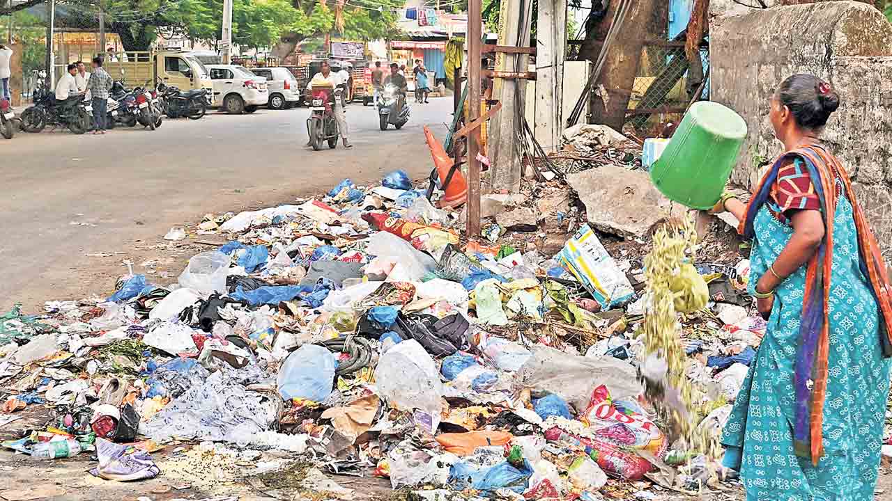 Swatch Hyderabad | గాడి తప్పిన పారిశుధ్యం.. ప్రశ్నార్థకంగా మారుతున్న స్వచ్ఛ హైదరాబాద్‌