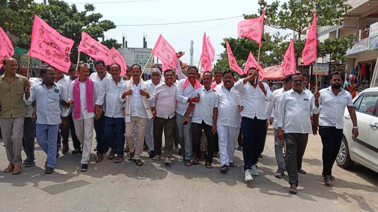 గులాబీశ్రేణుల గెలుపు సంబురాలు