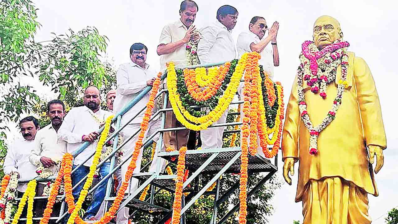 భూ సంస్కరణలు తెచ్చింది పీవీ