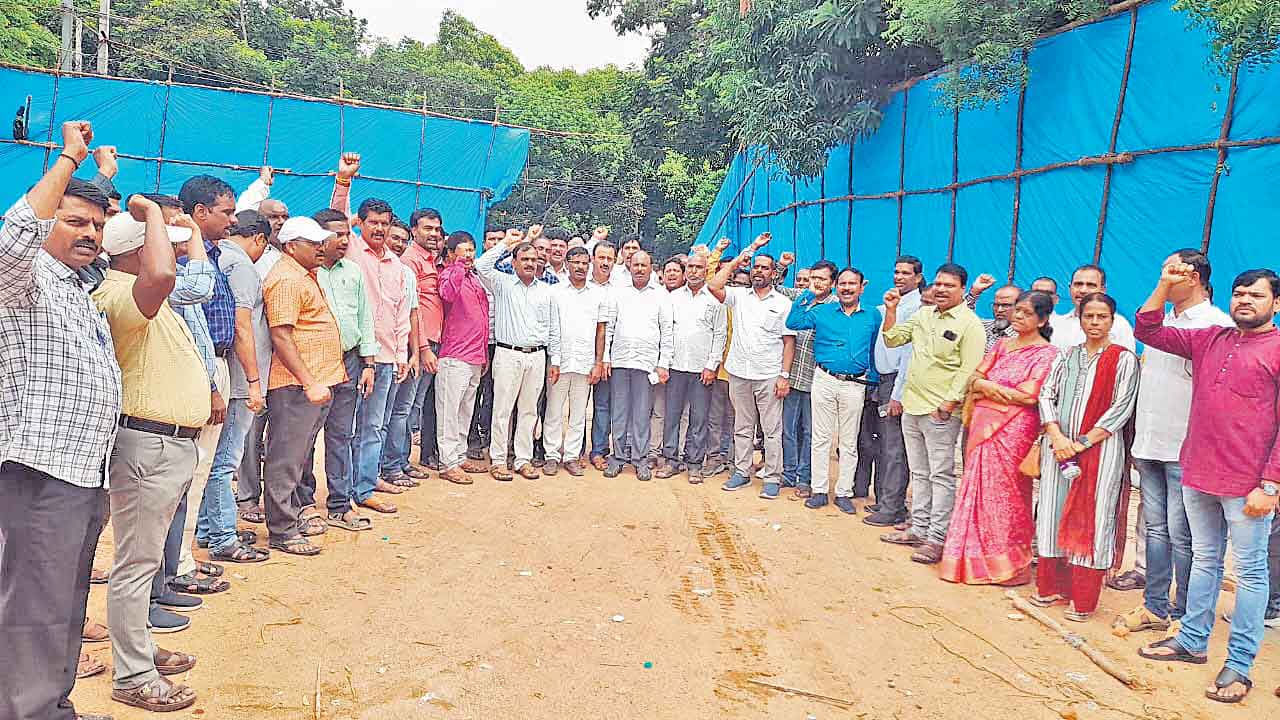 రేవంత్‌ ఇంటివద్ద టీచర్ల పడిగాపులు